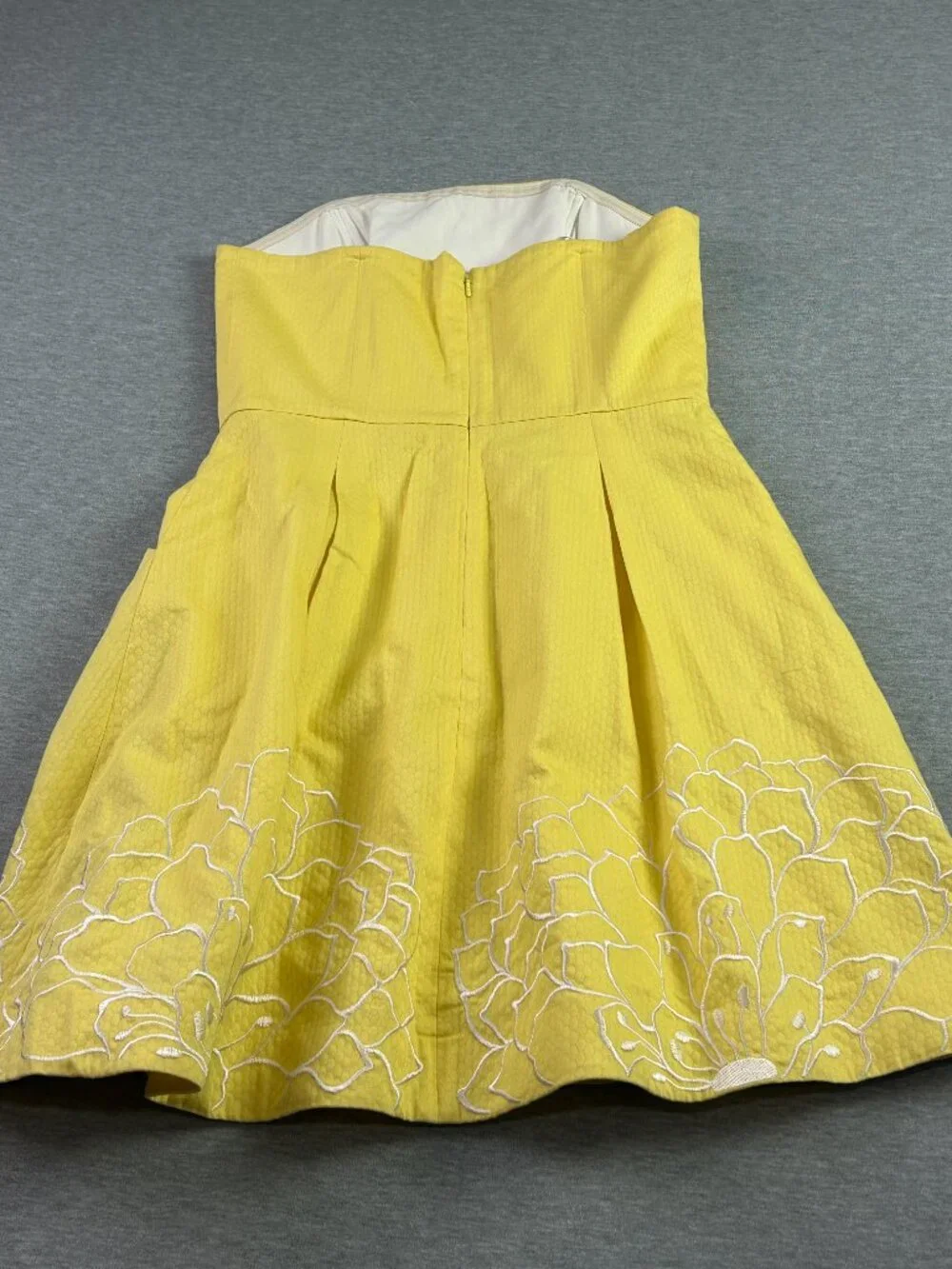 LILLY PULITZER Sz 6 Yellow w/ White Embroidered Flowers Strapless Dress Pockets - Picture 4 of 7